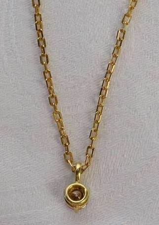 Pendentif en or jaune 18K (750°/00) serti quatre 