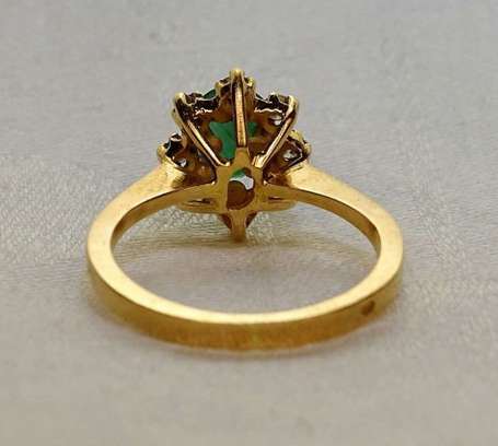 Bague fleur en or jaune 18K (750°/00) sertie 