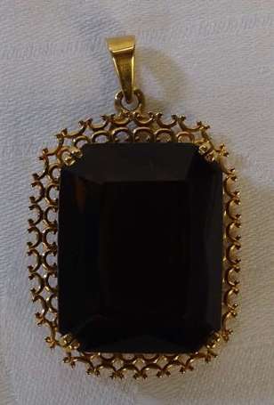 Pendentif en or jaune 18K (750°/00) serti griffes 