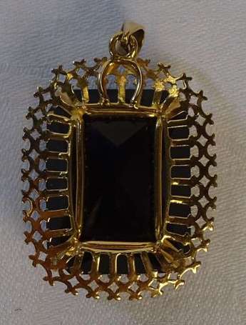 Pendentif en or jaune 18K (750°/00) serti griffes 