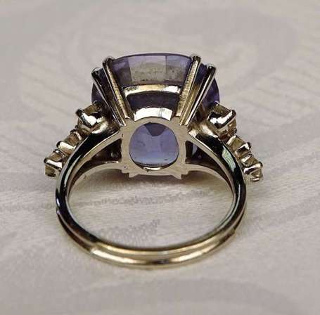 Bague en or gris 18K (750°/00) sertie griffes d'un