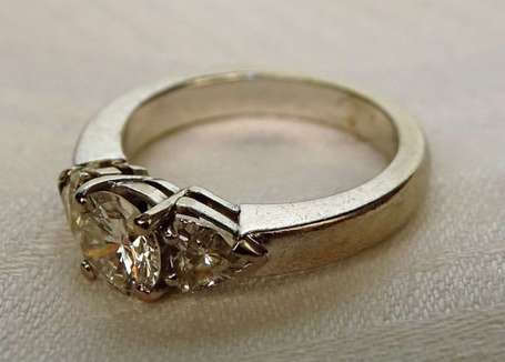 Bague en or gris 18K (750°/00) sertie quatre 