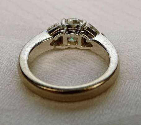 Bague en or gris 18K (750°/00) sertie quatre 