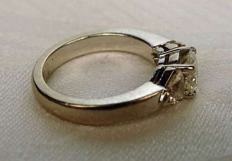 Bague en or gris 18K (750°/00) sertie quatre 