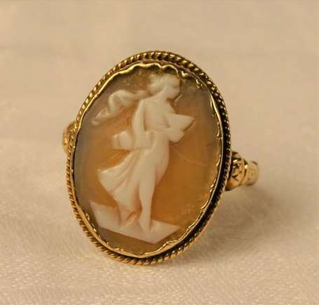 Bague en or jaune 18K (750°/00) montée d'un camée 