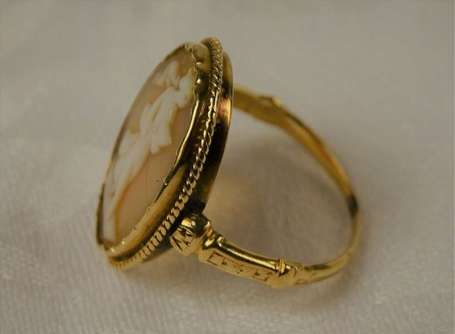 Bague en or jaune 18K (750°/00) montée d'un camée 