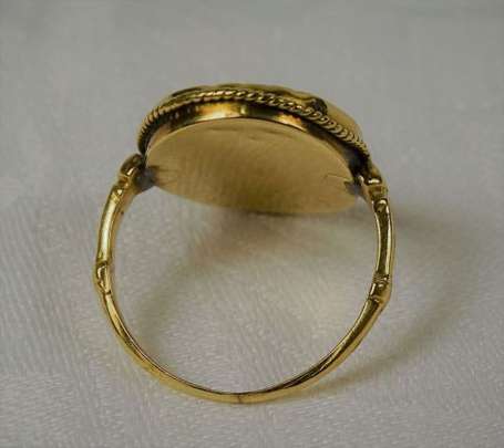 Bague en or jaune 18K (750°/00) montée d'un camée 