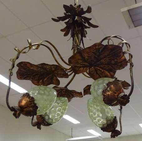Lustre En tôle dorée et verre, il figure quatre 