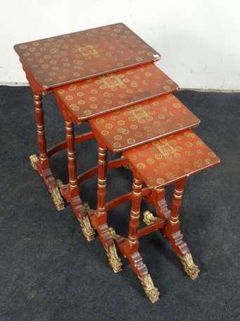 CHINE - Quatre tables gigognes en bois laqué rouge