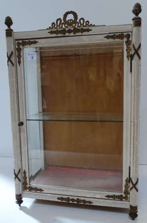 Petite vitrine en bois blanchi à décor de ruban 