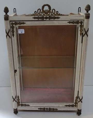 Petite vitrine en bois blanchi à décor de ruban 