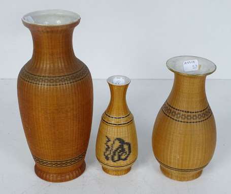 CHINE - Trois vases balustres à col évasé en 