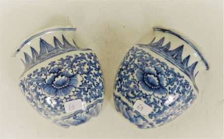 CHINE - Paire de petits vases appliques polylobés 