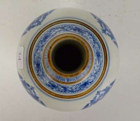 CHINE - Aspersoir en porcelaine à décor en bleu 