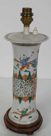 CHINE - Vase cornet en porcelaine à décor en émaux