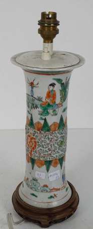 CHINE - Vase cornet en porcelaine à décor en émaux