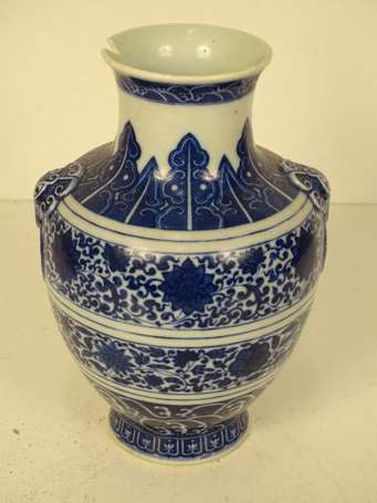CHINE - Vase balustre en porcelaine à décor en 
