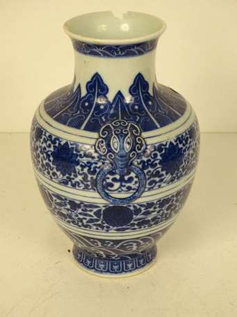 CHINE - Vase balustre en porcelaine à décor en 
