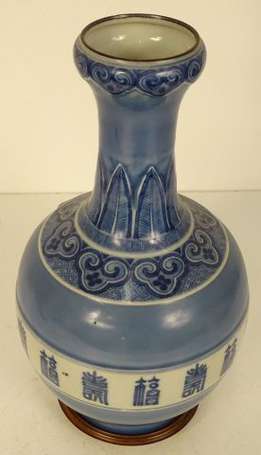 CHINE - Vase bouteille en porcelaine, à col en 