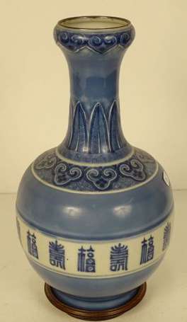 CHINE - Vase bouteille en porcelaine, à col en 