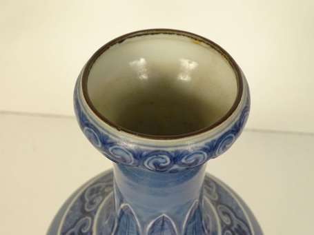 CHINE - Vase bouteille en porcelaine, à col en 