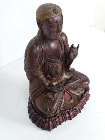 CHINE - Statuette de bouddha en bois laqué rouge 