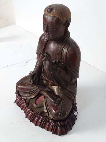 CHINE - Statuette de bouddha en bois laqué rouge 