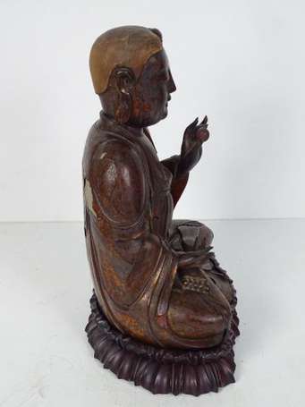 CHINE - Statuette de bouddha en bois laqué rouge 