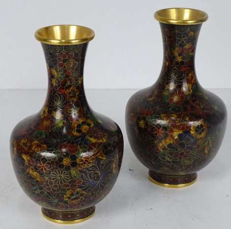 JAPON - Paire de vases en cuivre et émaux 