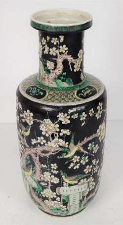 CHINE - Vase rouleau en porcelaine à décor en 