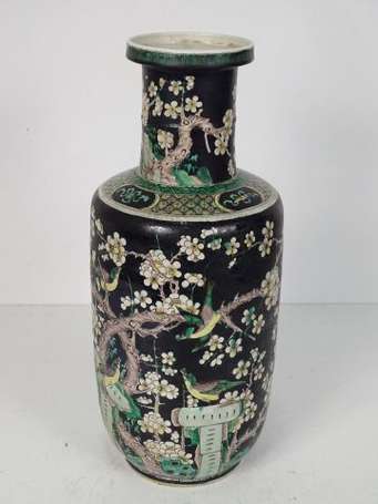 CHINE - Vase rouleau en porcelaine à décor en 