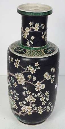 CHINE - Vase rouleau en porcelaine à décor en 