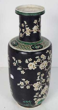 CHINE - Vase rouleau en porcelaine à décor en 