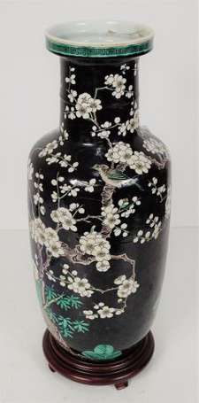 CHINE - Vase rouleau en porcelaine à décor en 