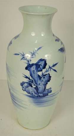 CHINE - Grand vase balustre en porcelaine à col 