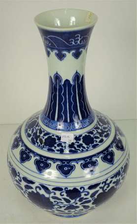 CHINE - Vase bouteille à haut col en porcelaine à 