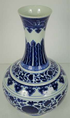 CHINE - Vase bouteille à haut col en porcelaine à 