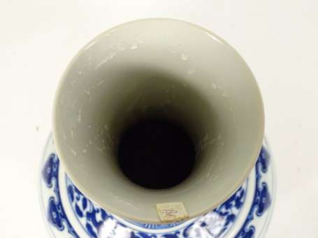 CHINE - Vase bouteille à haut col en porcelaine à 