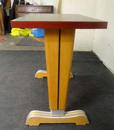 Table bistrot, le plateau en formica, le piètement