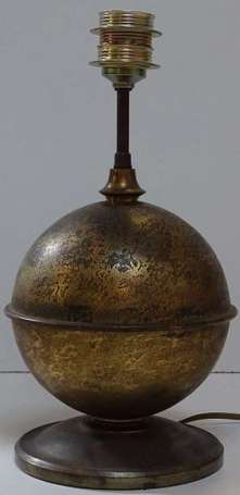 Pied de lampe boule en bronze à patine dorée. 