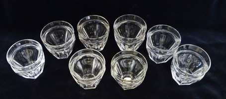 BACCARAT - Carafe accompagnée de 8 verres à porto 