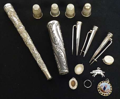 Lot de petits objets divers en argent comprenant :