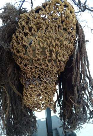 Ravissant petit masque portrait en bois dur 