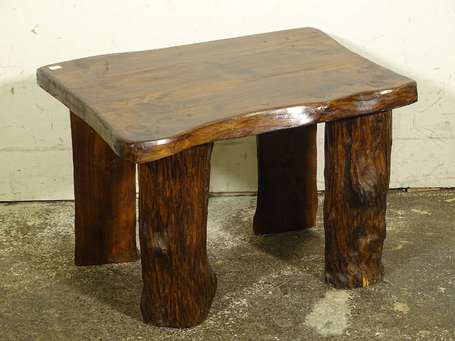 Petite table basse en bois naturel, les pieds en 