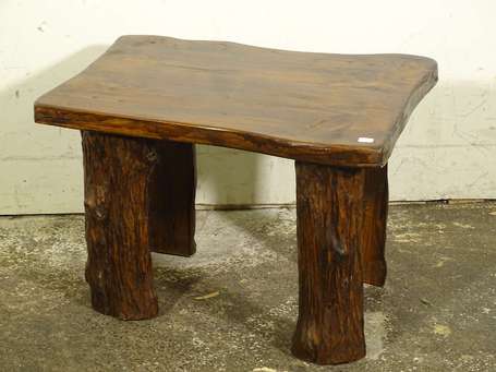 Petite table basse en bois naturel, les pieds en 