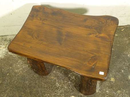 Petite table basse en bois naturel, les pieds en 