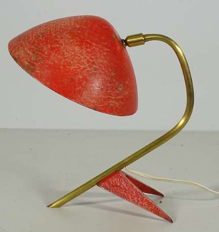 Lampe à poser en laiton et métal laqué rouge. 