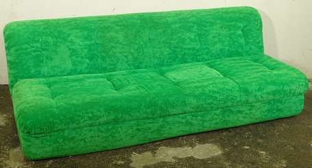 Canapé garni de velours vert. Travail italien des 