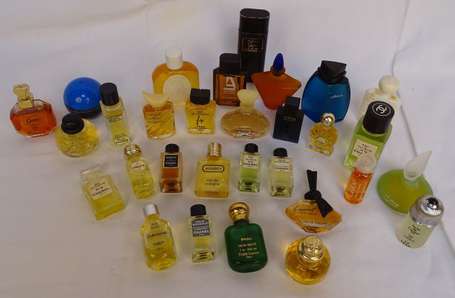 Lot de 30 miniatures de parfum dont CHANEL, YVES 