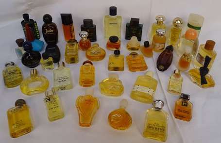 Lot de 40 miniatures de parfum dont CHRISTIAN 